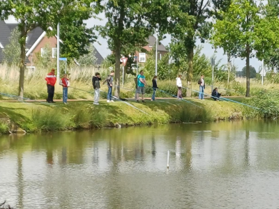 Kinderen vissen in Fijnaart met respect voor de vis