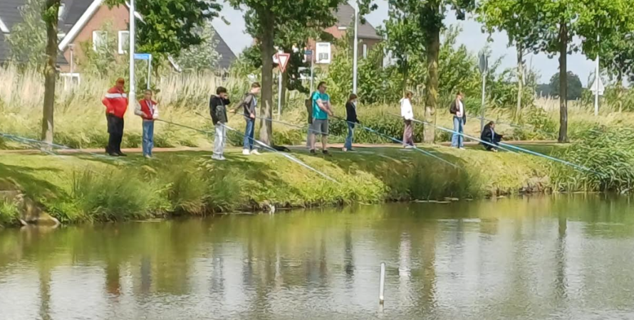Kinderen vissen in Fijnaart met respect voor de vis