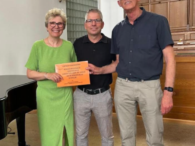 Een mooie cheque voor het Ronald McDonald Kinderfonds